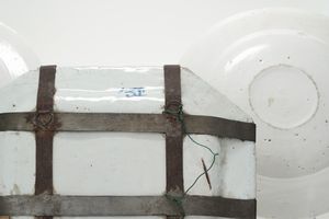 Lotto di tre piatti.<BR>Italia e Francia, XIX secolo.  - Asta Maioliche, Porcellane e Vetri - Associazione Nazionale - Case d'Asta italiane