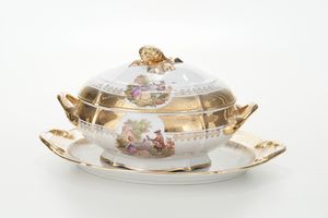 Zuppiera con prsentoir.<BR>Svizzera, Manifattura di Langenthal, inizi del XX secolo.  - Asta Maioliche, Porcellane e Vetri - Associazione Nazionale - Case d'Asta italiane