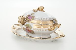 Zuppiera con prsentoir.<BR>Svizzera, Manifattura di Langenthal, inizi del XX secolo.  - Asta Maioliche, Porcellane e Vetri - Associazione Nazionale - Case d'Asta italiane