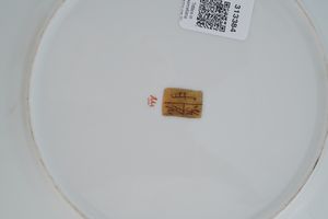 Un vaso e due piatti.<BR>Probabilmente Parigi, XX secolo.  - Asta Maioliche, Porcellane e Vetri - Associazione Nazionale - Case d'Asta italiane