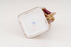 Figurina del generale Fournier-Sarlovze.<BR>Germania, Manifattura di Scheibe-Alsbach (Turingia), XX secolo.  - Asta Maioliche, Porcellane e Vetri - Associazione Nazionale - Case d'Asta italiane