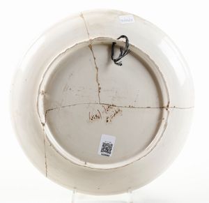 Piatto.<BR>Veneto, Bassano o Nove, Demetrio Primon, verso il 1900.<BR>Firmato P. Demetrio  - Asta Maioliche, Porcellane e Vetri - Associazione Nazionale - Case d'Asta italiane