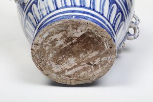 Grande vaso biansato datato 1743.<BR>Probabilmente Napoli, prima met del XX secolo.  - Asta Maioliche, Porcellane e Vetri - Associazione Nazionale - Case d'Asta italiane