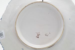 Grande piatto.<BR>Liguria, probabilmente Albisola, Manifattura M.G.A., 1925-1950.  - Asta Maioliche, Porcellane e Vetri - Associazione Nazionale - Case d'Asta italiane