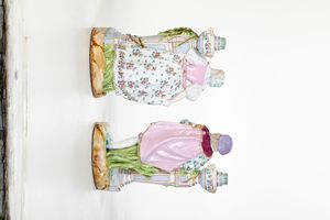 Coppia di candelieri figurati.<BR>Germania, Manifattura di Sitzendorf (Turingia), fine XIX o inizio XX secolo.  - Asta Maioliche, Porcellane e Vetri - Associazione Nazionale - Case d'Asta italiane