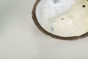 Coppia di candelieri figurati.<BR>Germania, Manifattura di Sitzendorf (Turingia), fine XIX o inizio XX secolo.  - Asta Maioliche, Porcellane e Vetri - Associazione Nazionale - Case d'Asta italiane