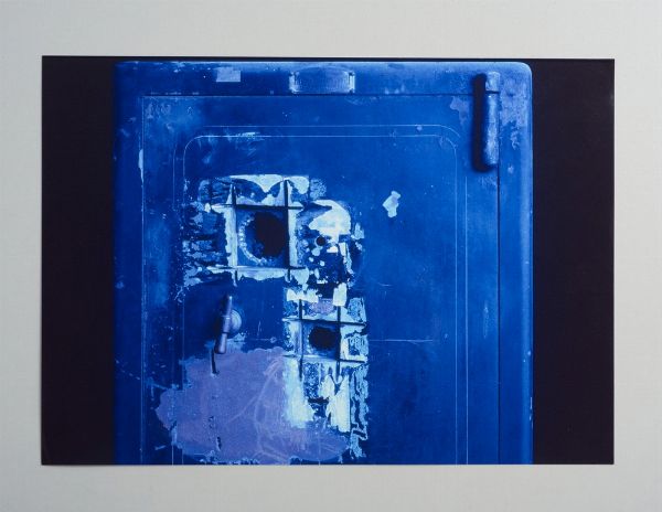 CATTELAN MAURIZIO (n. 1960) : 76.400.000 - CASSAFORTE SVALIGIATA (PART.)  - Asta Asta 499 | ARTE MODERNA E CONTEMPORANEA Virtuale - Associazione Nazionale - Case d'Asta italiane