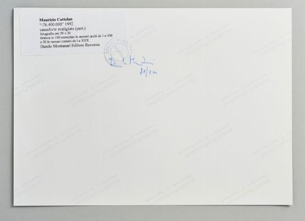 CATTELAN MAURIZIO (n. 1960) : 76.400.000 - CASSAFORTE SVALIGIATA (PART.)  - Asta Asta 499 | ARTE MODERNA E CONTEMPORANEA Virtuale - Associazione Nazionale - Case d'Asta italiane