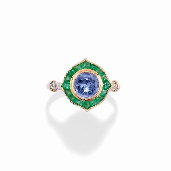 Anello con tanzanite lilla e smeraldi  - Asta Gioielli - Associazione Nazionale - Case d'Asta italiane