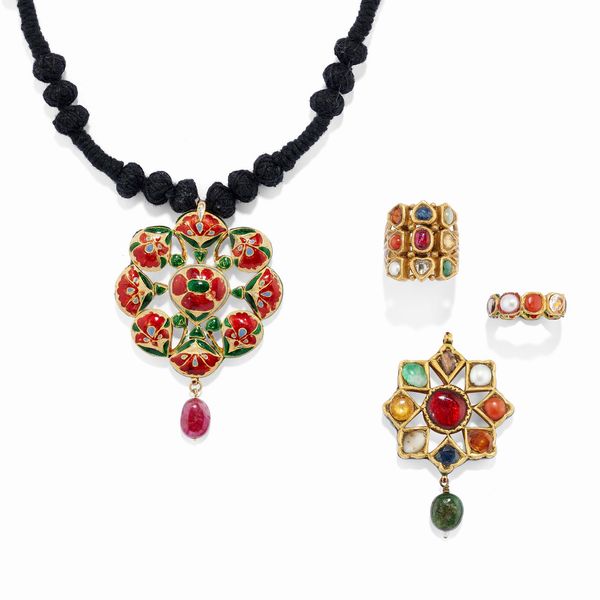 Lotto di gioielli indiani con pietre di colore  - Asta Gioielli - Associazione Nazionale - Case d'Asta italiane