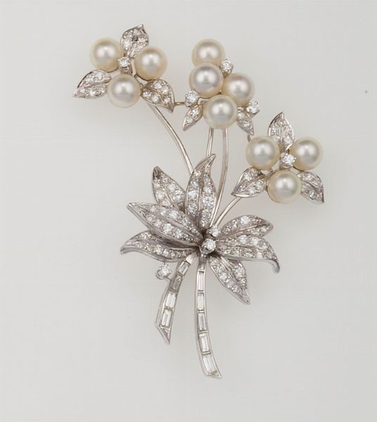 Spilla a soggetto floreale con perle coltivate e diamanti  - Asta Fine Jewels - Associazione Nazionale - Case d'Asta italiane