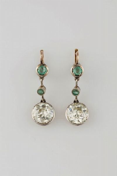 Orecchini pendenti con diamanti di vecchio taglio per ct 4,90 circa totali e piccoli smeraldi  - Asta Fine Jewels - Associazione Nazionale - Case d'Asta italiane