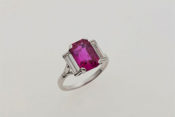 Anello con rubino Burma di ct 3,73 e diamanti  - Asta Fine Jewels - Associazione Nazionale - Case d'Asta italiane