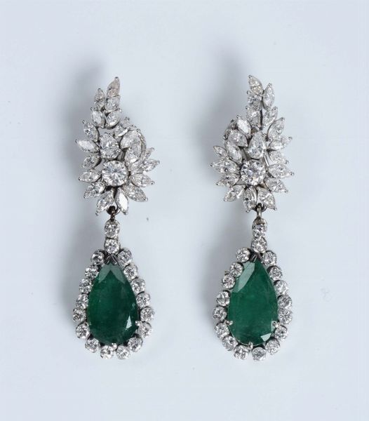 Orecchini pendenti con smeraldi taglio a goccia e diamanti  - Asta Fine Jewels - Associazione Nazionale - Case d'Asta italiane