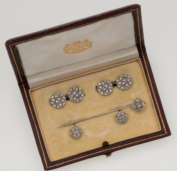 Set composto da un paio di bottoni da polso, bottoni da sparato e spillone da cravatta  - Asta Fine Jewels - Associazione Nazionale - Case d'Asta italiane