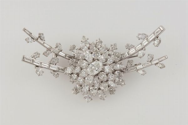 Spilla con diamanti taglio ovale, navette, goccia, e baguette  - Asta Fine Jewels - Associazione Nazionale - Case d'Asta italiane