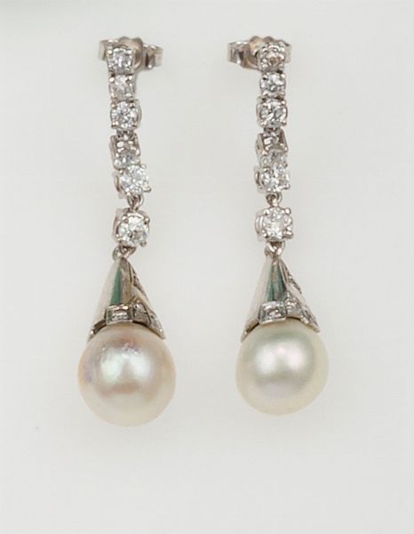 Orecchini pendenti con perle coltivate e piccoli diamanti  - Asta Fine Jewels - Associazione Nazionale - Case d'Asta italiane