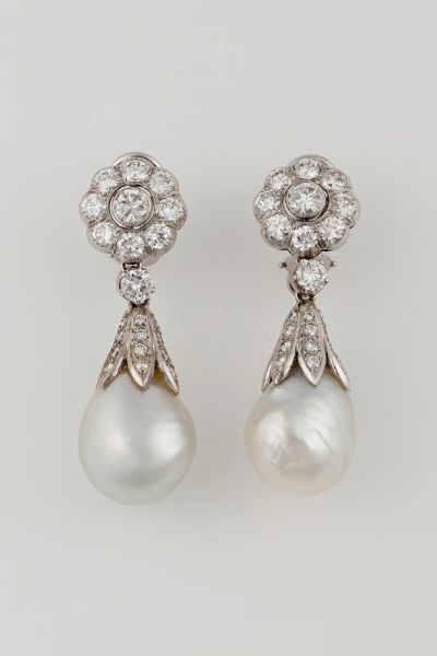 Orecchini pendenti con diamanti taglio brillante e perle barocche  - Asta Fine Jewels - Associazione Nazionale - Case d'Asta italiane