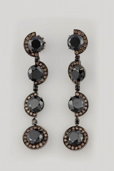 Orecchini pendenti con gemme grigie e diamanti brown  - Asta Fine Jewels - Associazione Nazionale - Case d'Asta italiane