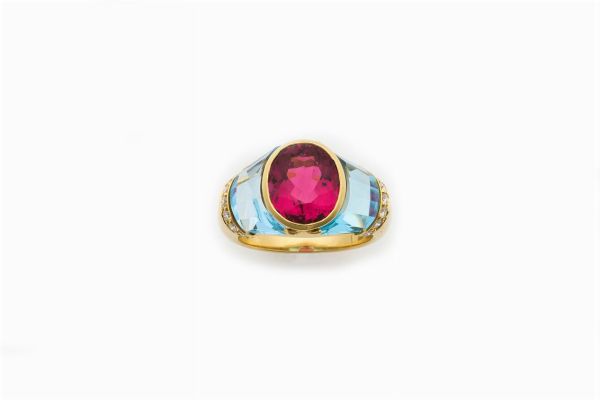 Anello con tormalina rosa, topazi azzurri e diamanti  - Asta Fine Jewels - Associazione Nazionale - Case d'Asta italiane