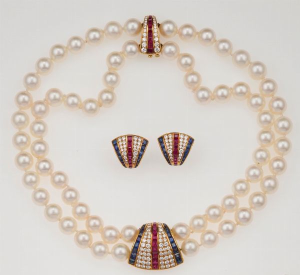 Parure composta da collana ed orecchini con perle coltivate, diamanti, rubini e zaffiri  - Asta Fine Jewels - Associazione Nazionale - Case d'Asta italiane
