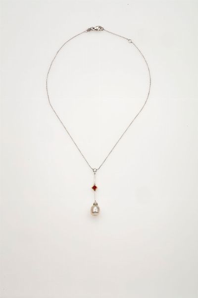 Girocollo con perla di acqua dolce, diamanti e rubino taglio carr  - Asta Fine Jewels - Associazione Nazionale - Case d'Asta italiane