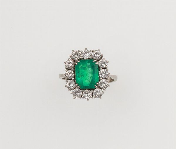 Anello con smeraldo Colombia di ct 2,80 circa e diamanti a contorno  - Asta Fine Jewels - Associazione Nazionale - Case d'Asta italiane