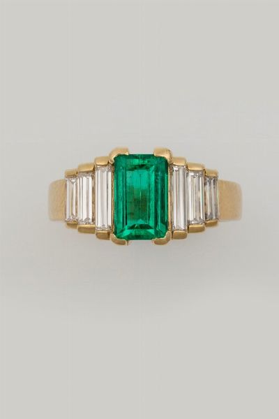 Anello con smeraldo di ct 2,35 circa e diamanti a contorno  - Asta Fine Jewels - Associazione Nazionale - Case d'Asta italiane