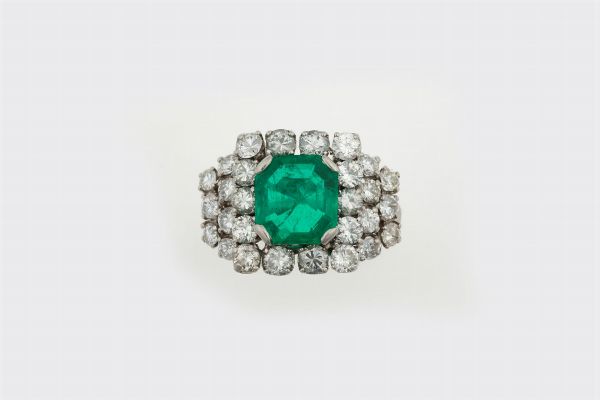 Anello con smeraldo Colombia e diamanti taglio a brillante  - Asta Fine Jewels - Associazione Nazionale - Case d'Asta italiane