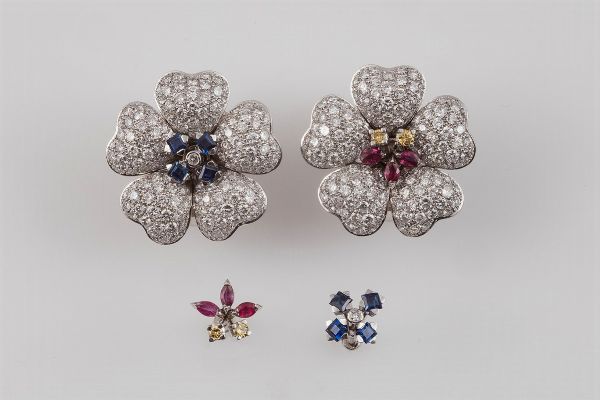 Orecchini fiore con pav di diamanti e zaffiri  - Asta Fine Jewels - Associazione Nazionale - Case d'Asta italiane