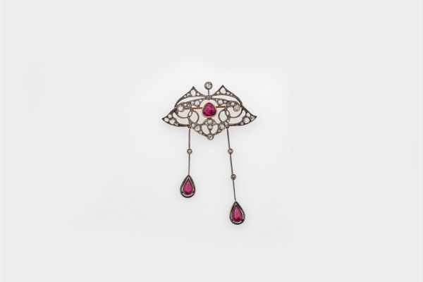 Pendente/spilla con pietre sintetiche rosse e rose di diamanti  - Asta Fine Jewels - Associazione Nazionale - Case d'Asta italiane