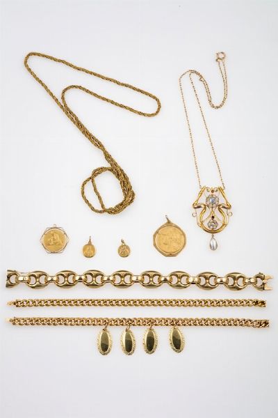 Lotto composto da 3 bracciali, 2 medaglie, 2 monete e 2 catene  - Asta Fine Jewels - Associazione Nazionale - Case d'Asta italiane
