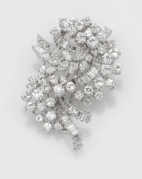 Spilla con diamanti taglio rotondo, navette e baguette per ct 9,00 circa  - Asta Fine Jewels - Associazione Nazionale - Case d'Asta italiane