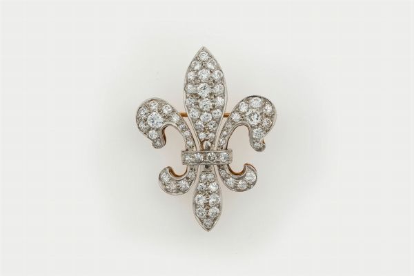 Spilla Fleur de Lys con diamanti taglio rotondo.  - Asta Fine Jewels - Associazione Nazionale - Case d'Asta italiane