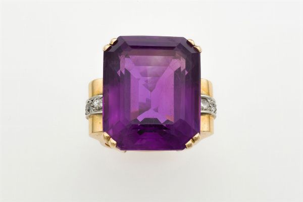 Anello con grande ametista taglio smeraldo e diamanti  - Asta Fine Jewels - Associazione Nazionale - Case d'Asta italiane