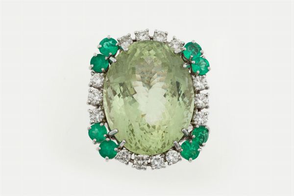 Anello con grande berillo giallo/verde con diamanti e smeraldi a contorno  - Asta Fine Jewels - Associazione Nazionale - Case d'Asta italiane