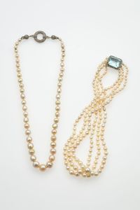 Lotto composto da una collana ad un filo di perle naturali ed una collana composta da tre fili di perle di cui uno naturale  - Asta Fine Jewels - Associazione Nazionale - Case d'Asta italiane