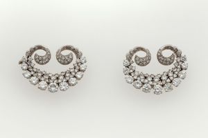 Douette in diamanti con diamante centrale taglio brillante di ct 3,39  - Asta Fine Jewels - Associazione Nazionale - Case d'Asta italiane