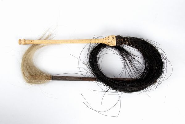 Etiopia, lotto di due scacciamosche  - Asta Memorabilia, Militaria, Ordini Cavallereschi - Associazione Nazionale - Case d'Asta italiane