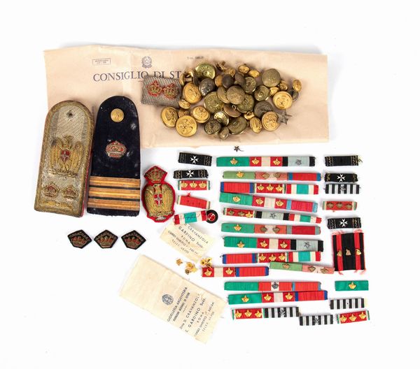 Lotto di controspalline ed effetti di un funzionario del ministero delle colonie  - Asta Memorabilia, Militaria, Ordini Cavallereschi - Associazione Nazionale - Case d'Asta italiane