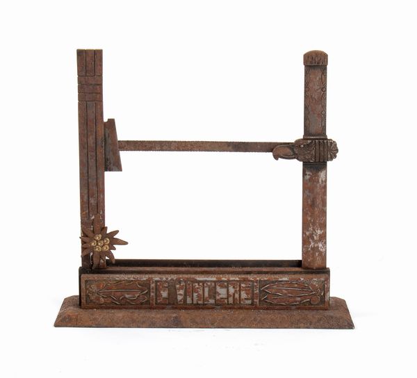 Toglifango in ferro battuto con simbologie del ventennio  - Asta Memorabilia, Militaria, Ordini Cavallereschi - Associazione Nazionale - Case d'Asta italiane