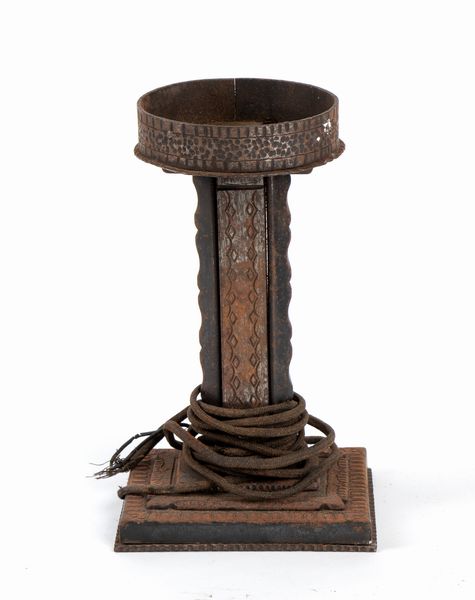 Base di torcia in ferro  - Asta Memorabilia, Militaria, Ordini Cavallereschi - Associazione Nazionale - Case d'Asta italiane