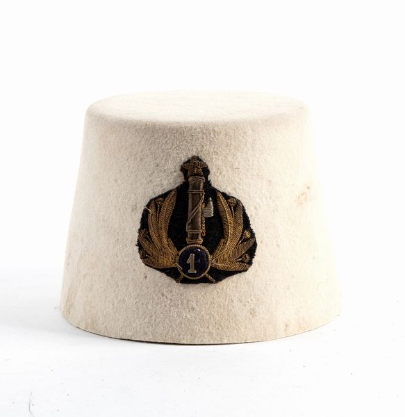 Fez da ufficiale della Milizia albanese  - Asta Memorabilia, Militaria, Ordini Cavallereschi - Associazione Nazionale - Case d'Asta italiane