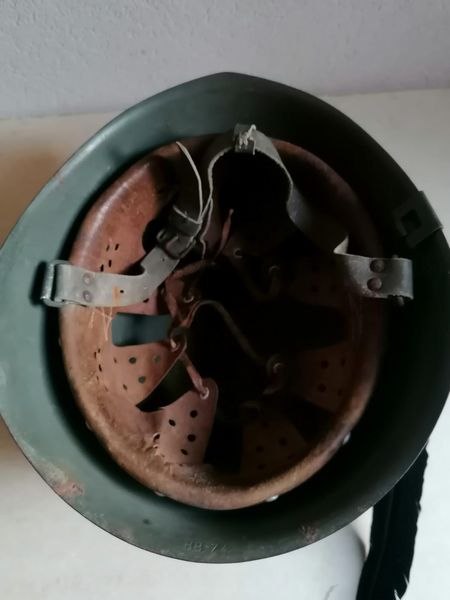 Elmetto m. 33 di un alpino della divisione Monterosa della RSI  - Asta Memorabilia, Militaria, Ordini Cavallereschi - Associazione Nazionale - Case d'Asta italiane