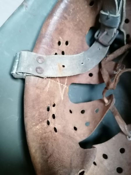 Elmetto m. 33 di un alpino della divisione Monterosa della RSI  - Asta Memorabilia, Militaria, Ordini Cavallereschi - Associazione Nazionale - Case d'Asta italiane