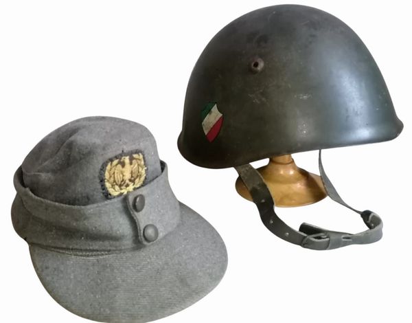 Lotto di elmetto e berretto di un volontario repubblicano della FLACK  - Asta Memorabilia, Militaria, Ordini Cavallereschi - Associazione Nazionale - Case d'Asta italiane