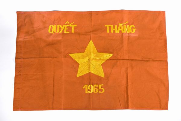 Bandieree Viet Kong  - Asta Memorabilia, Militaria, Ordini Cavallereschi - Associazione Nazionale - Case d'Asta italiane
