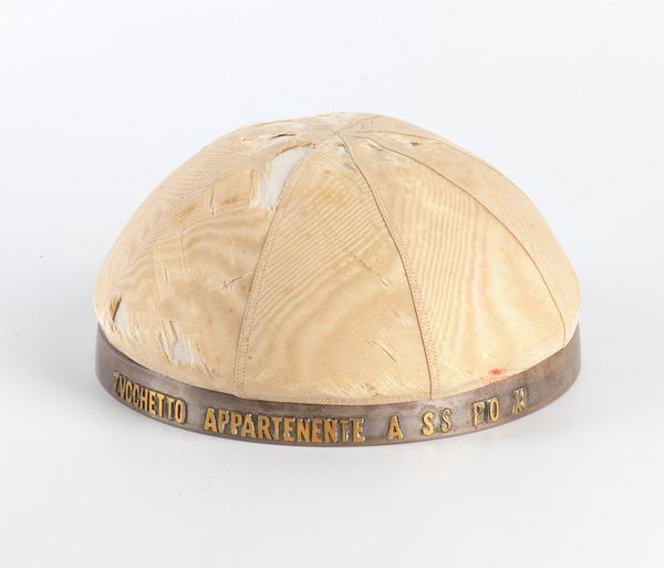 PIO XI Papa , zucchetto appartenuto al Sommo Pontefice  - Asta Memorabilia, Militaria, Ordini Cavallereschi - Associazione Nazionale - Case d'Asta italiane