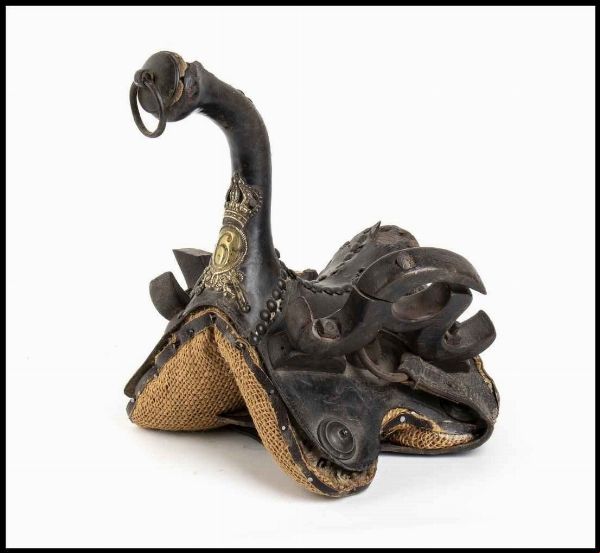 Curiosa sella per mascotte regimentale  - Asta Memorabilia, Militaria, Ordini Cavallereschi - Associazione Nazionale - Case d'Asta italiane