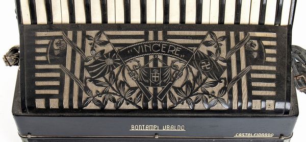 Fisarmonica con decorazioni dell'asse Castelfidardo  - Asta Memorabilia, Militaria, Ordini Cavallereschi - Associazione Nazionale - Case d'Asta italiane